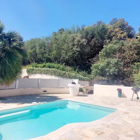Tastefully Decorated House In דירה